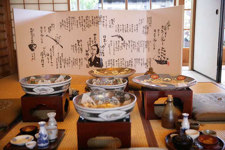 離れには、高知の皿鉢料理の大皿が展示されている。
