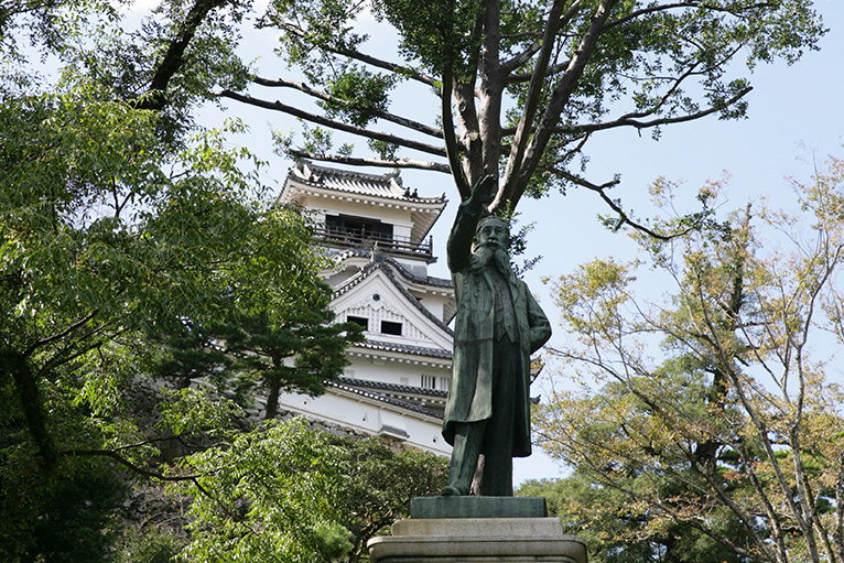 高知城と板垣退助の銅像