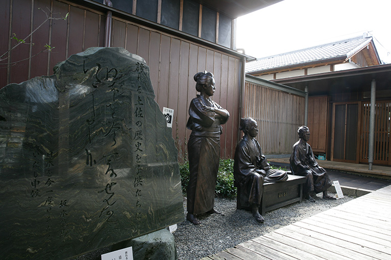 「日本を　今一度　せんたくいたし申候。」が刻まれた石碑と坂本乙女、坂本龍馬、近藤長次郎像