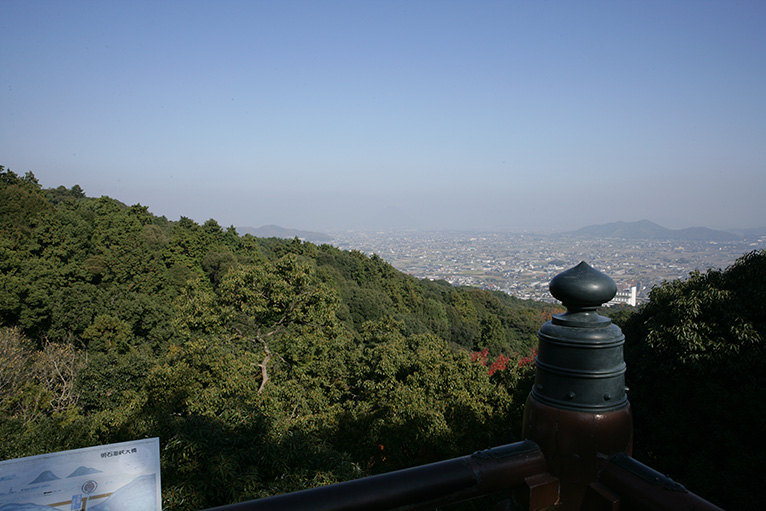 本宮の北東側にある展望台から讃岐平野や讃岐富士が眺望できる。