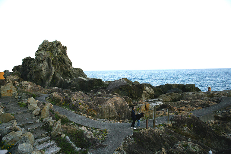 巨大なビシャゴ岩、エボシ岩などが遊歩道から間近に見える。