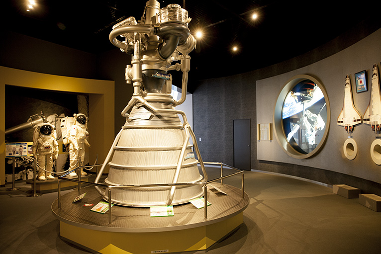 H-IIAロケットエンジンの実物大模型と宇宙服のレプリカが展示