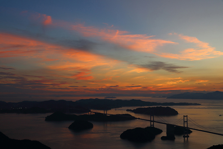 しまなみ海道の亀老山展望台から見る来島海峡大橋