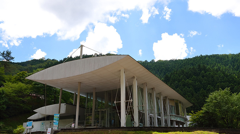 建築家・隈研吾設計の「ゆすはら雲の上の図書館」を訪ねたい | 満天四国