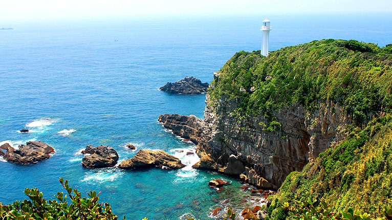 青い海と断崖の足摺岬と灯台