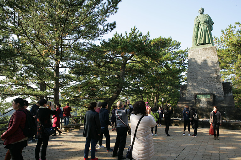 多くの人が写真を撮る坂本龍馬像