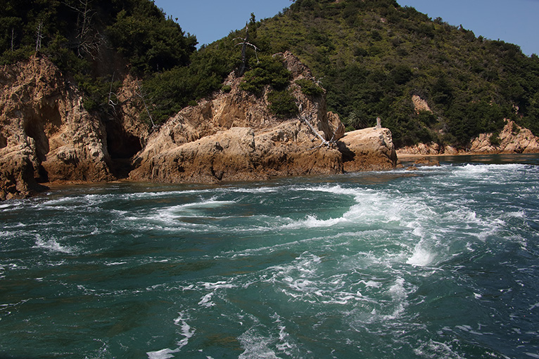 急流が渦を巻いて流れる