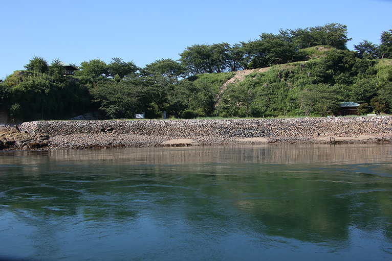 村上海賊の拠点だった能島に上陸